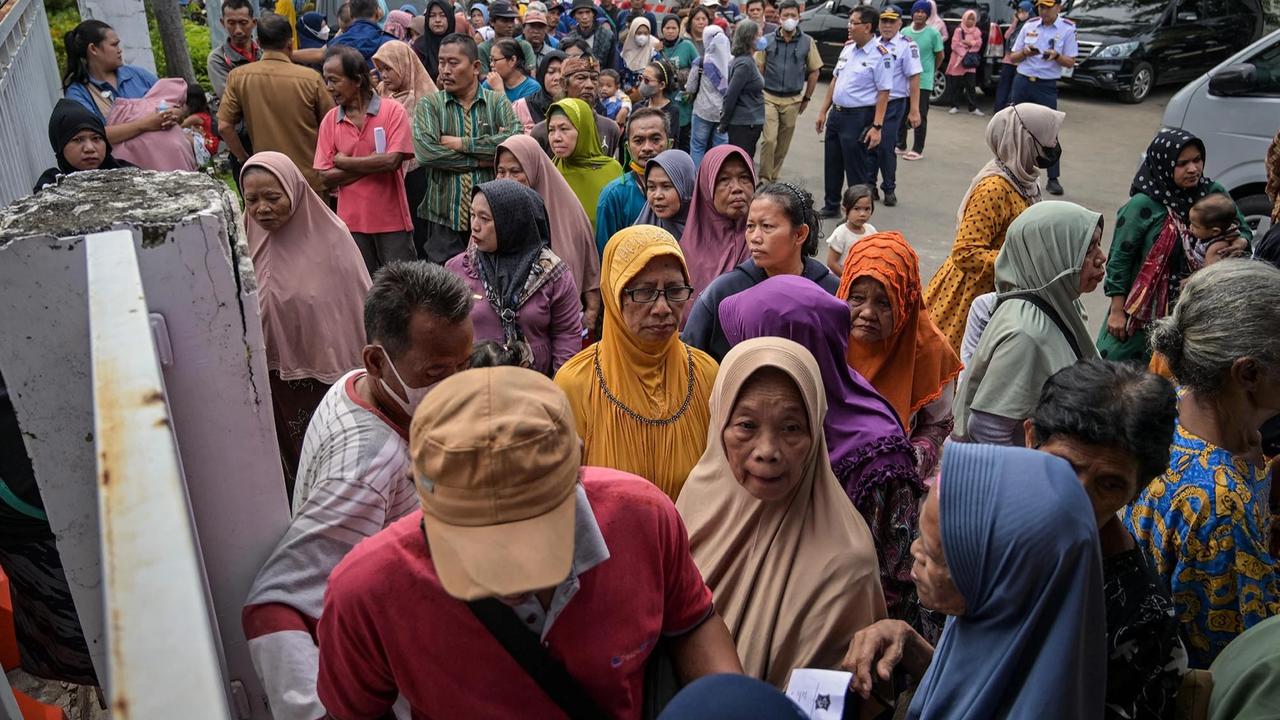 FOTO: Antusiasme Warga Sambut Aksi Sosial Ramadan di Surabaya