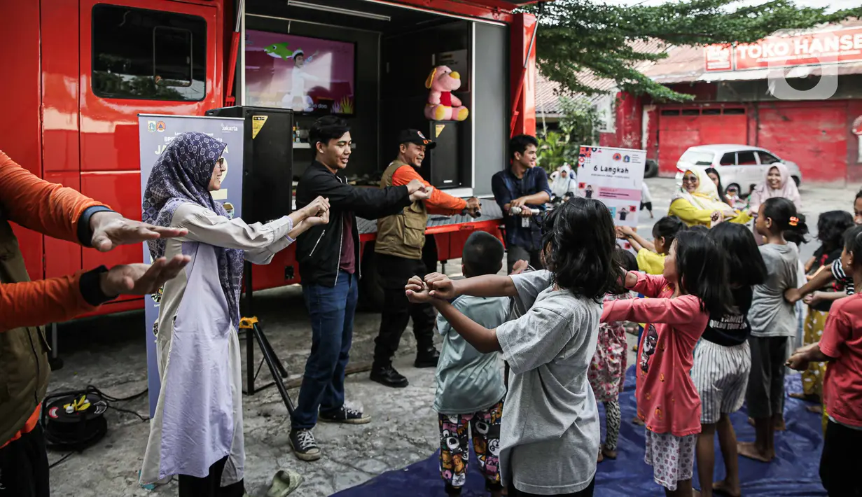 Badan Penanggulangan Bencana Daerah (BPBD) Provinsi DKI Jakarta memberikan bantuan layanan dukungan psikososial kepada anak-anak anak penyintas kebakaran Manggarai di Jalan Manggarai Utara 2, RT 01/01, Kelurahan Manggarai, Tebet, Minggu (17/12/2023). (Liputan6.com/Faizal Fanani)