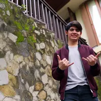 Besar sebagai seorang aktor kebanggaan tanah air, meski di usia muda Aliando kian bekerja keras dalam dunia entertaiment yang kini teah membesarkan namanya. (Adrian Putra/Bintang.com)