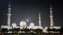 Salah satu yang paling menarik perhatian dari Masjid Agung Sheikh Zayed Abu Dhabi adalah bahwa sistem penerangan masjid terhubung dengan siklus bulan. Fasad masjid bersinar lembut di malam hari, selaras dengan siklus bulan. (FADEL SENNA/AFP)