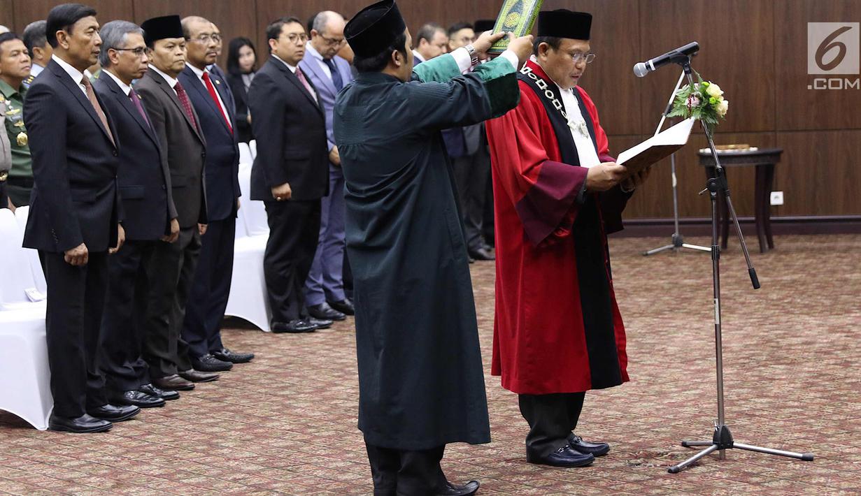 Wakil Ketua MK terpilih Aswanto saat acara pengucapan sumpah jabatan Ketua dan Wakil Ketua MK di gedung MK, Jakarta, Senin (2/4). Anwar dan Aswanto resmi jadi Ketua dan Wakil Ketua MK periode 2018-2020. (Liputan6.com/Immanuel Antonius)