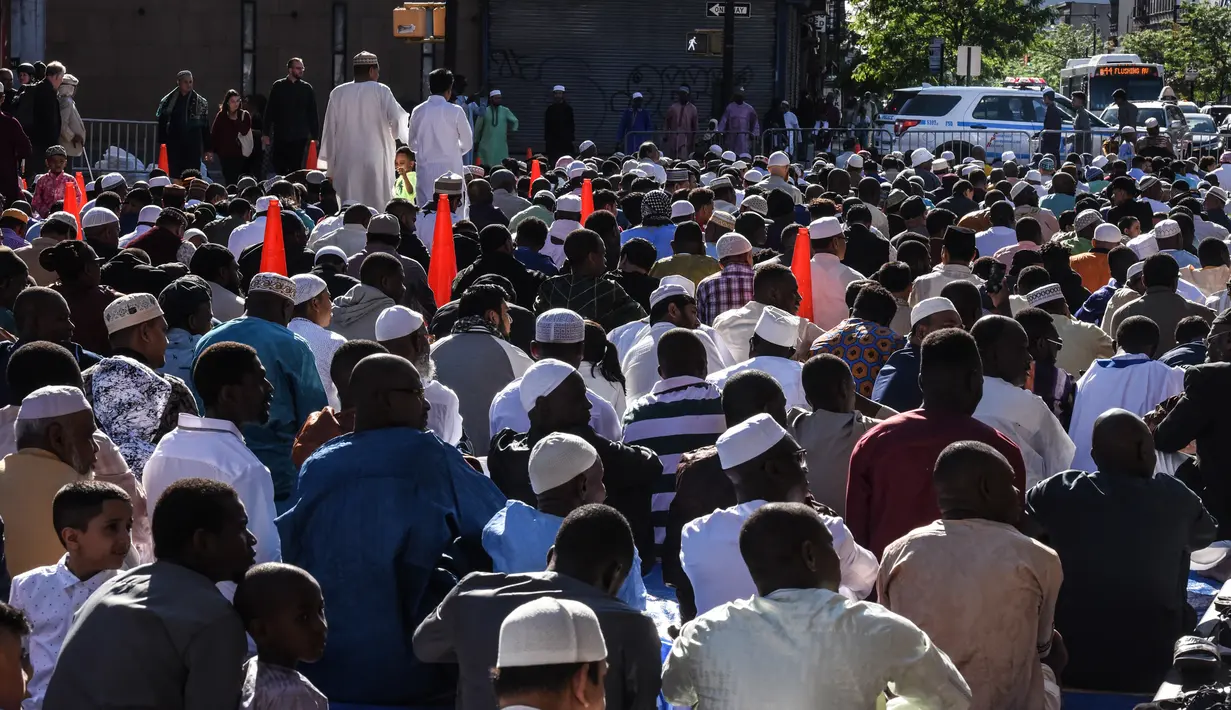 Umat muslim melaksanakan salat Idul Fitri di luar Masjid at-Taqwa, Brooklyn, New York City, Amerika Serikat, Selasa (4/6/2019). Hari Raya Idul Fitri 1440 Hijriah di Amerika Serikat jatuh pada hari Selasa, 4 Juni 2019. (Stephanie Keith/Getty Images North America/AFP)