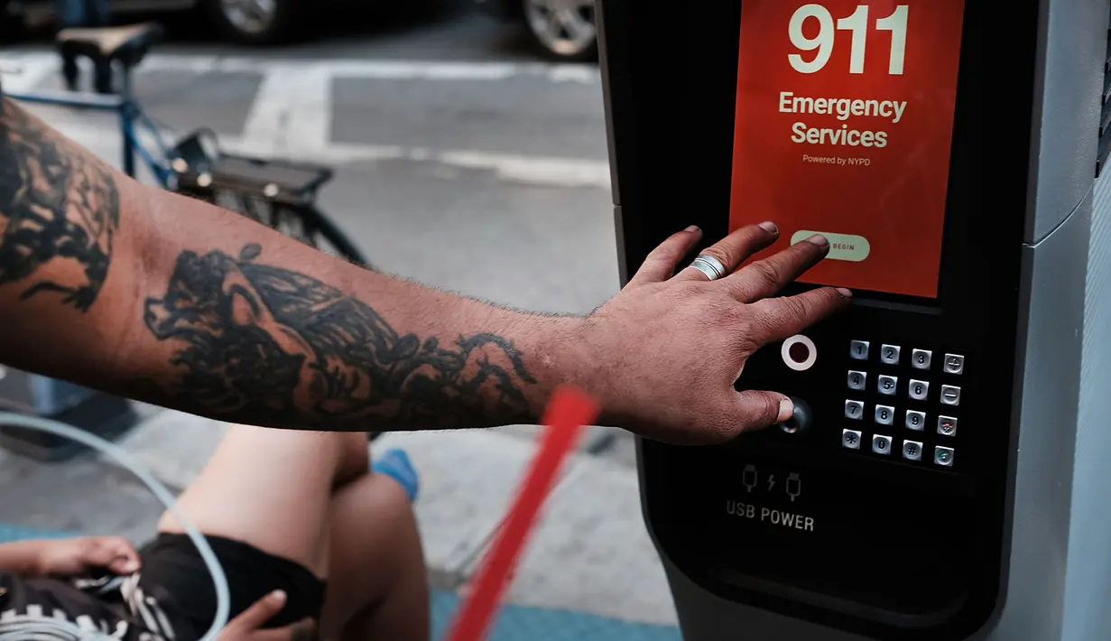Warga melakukan panggilan telepon di kios Wi-Fi gratis di Manhattan, New York, 24 Agustus 2016. Proyek LinkNYC ini menyulap sejumlah telepon umum usang menjadi kios Wi-Fi gratis untuk bisa mengakses internet, menelepon dan pengisian baterai ponsel. (AFP)