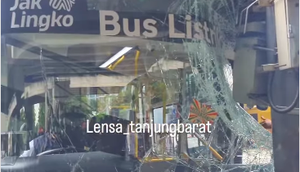 Sebuah bus listrik Transjakarta mengalami kecelakaan dengan menabrak tiang beton di kolong Tol JORR, kawasan Tanjung Barat, Jakarta Selatan (@Lensa_tanjungbarat)