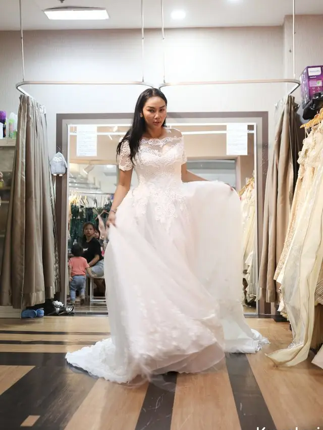 7 Momen Kebersamaan Vicky Prasetyo dan Kalina Ocktaranny Fiting Baju Pengantin