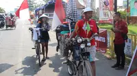 Pasangan bapak dan anak perempuannya membangun ikatan yang lebih baik lewat mudik menggunakan sepeda onthel. (Liputan6.com/Panji Prayitno)