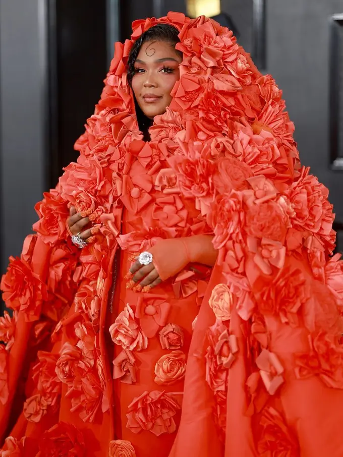 Totalitas, Lizzo Kenakan Jubah Jumbo Berhias Bunga di Grammy Awards 2023
