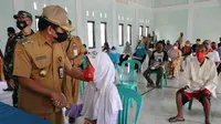 Bupati Banjarnegara, Budhi Sarwono menyalurkan JPS PPKM tahap III, sebagai konsekuensi diterapkannya PPKM level III. (Foto: Liputan6.com/HumasPemkab Banjarnegara)