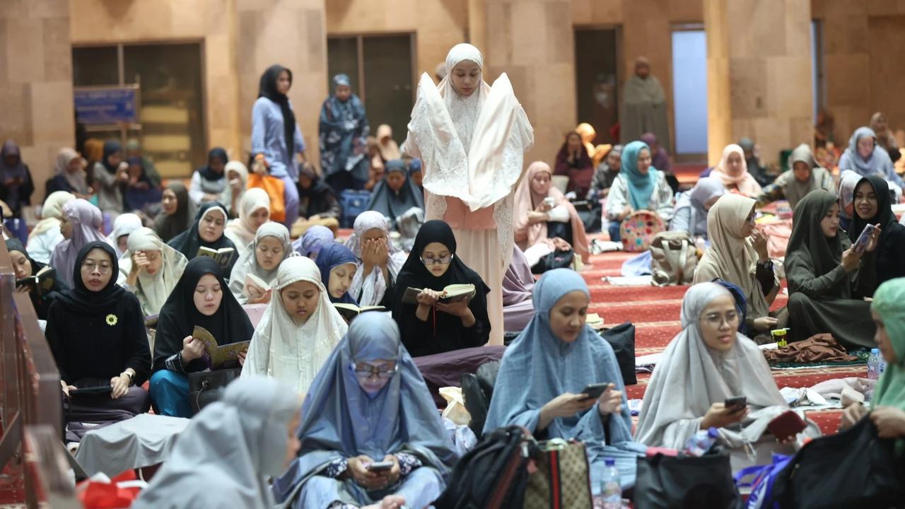 FOTO: Ribuan Jemaah Jalani Itikaf Malam 21 Ramadan di Masjid Istiqlal