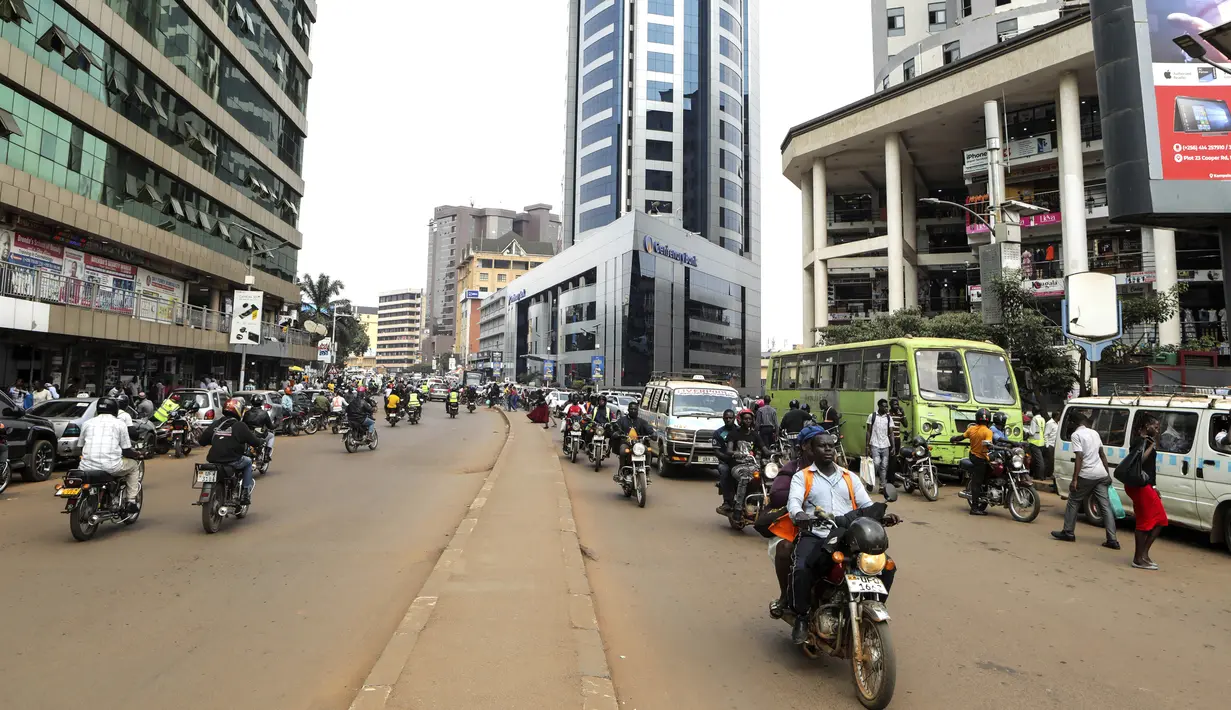 Namun, tidak ada tempat lain di wilayah ini yang jumlah boda-boda melonjak lebih dramatis daripada di Kampala, kota berpenduduk 3 juta jiwa, tanpa sistem transportasi massal dan pengangguran yang merajalela. (AP Photo/Hajarah Nalwadda)