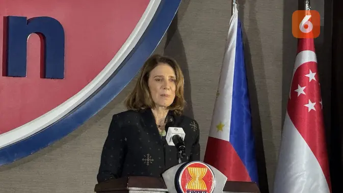 <p>Ruth Porat, President & Chief Investment Officer Alphabet dan Google saat menyampaikan keynote di AI Opportunity Southeast Asia Forum, Rabu (2/10/2024). (Liputan6.com/ Yuslianson)</p>