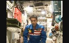 Khusyuknya Astronot Ini Salat di Luar Angkasa