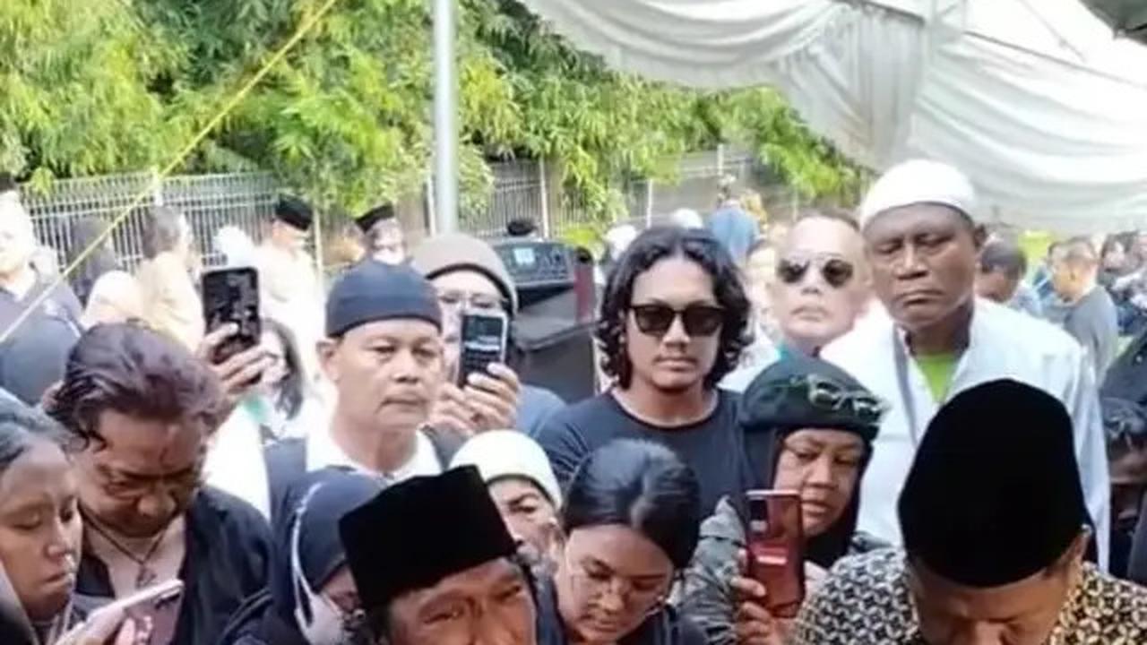Tangis Ikang Fawzi Antar Jenazah Marissa Haque ke Peristirahatan Terakhir: I Love You, Forever