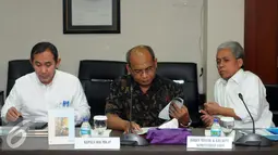 Direktur Hulu Migas Djoko Siswanto (tengah) bersama Sekjen ESDM Teguh Pamudji (kanan) bersiap mengikuti rapat koordinasi di Gedung BPPT, Jakarta, Senin (21/9/2015). Rakor membahas potensi gas yang ada di Blok Masela. (Liputan6.com/Helmi Fithriansyah)