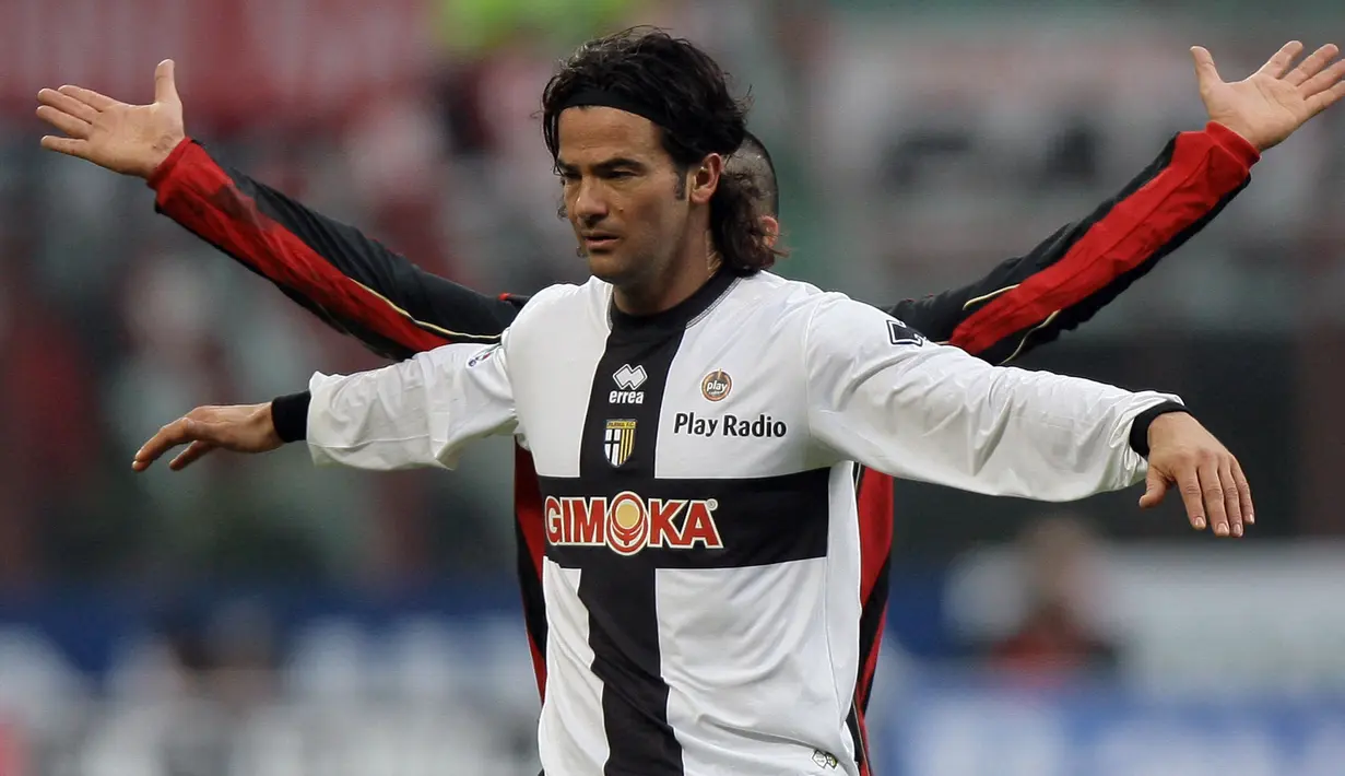 Fernando Couto (kiri) menjadi bek andalan Parma dalam dua periode yang berbeda. Pertama adalah tahun 1994 hingga 1996, kemudian tahun 2005 hingga 2008. Couto total telah bermain sebanyak 127 kali dengan mempersembahkan satu trofi UEFA 1994/95. (AFP/Giuseppe Cacace)
