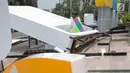 Kondisi besi penyangga papan sosialisasi Asian Games 2018 yang roboh akibat hujan angin di Bundaran HI, Jakarta, Senin (11/9). (Liputan6.com/Faizal Fanani)