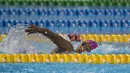 Perenang Indonesia, Syuci Indriani, beradu cepat saat tampil pada renang nomor 200 meter gaya bebas Asian Para Games di Stadion Aquatic Senayan, Jakarta, Minggu (7/10/2018). Syuci berhasil meraih medali perunggu. (Bola.com/Vitalis Yogi Trisna)