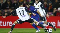 Striker Barcelona, Luis suarez, berusaha melewati pemain Valencia pada laga leg pertama semifinal Copa Del Rey di Stadion Camp Nou, Jumat (2/2/2018). Barcelona menang 1-0 atas Valencia. (AP/Manu Fernandez)