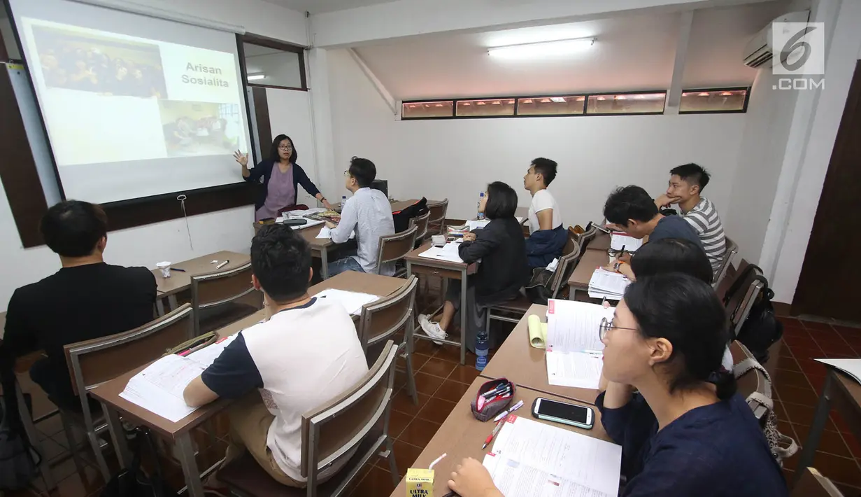 Seorang dosen memberikan materi kepada mahasiswa asing di kampus Universitas Indonesia, Depok, Jawa Barat, Rabu (11/10). (Liputan6.com/Immanuel Antonius)