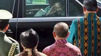 Sultan Brunei Darussalam, Hassanal Bolkiah (dalam kendaraan) melambaikan tangan kepada Presiden SBY usai kunjungan kehormatan di Istana Merdeka, Jakarta.(Antara) 