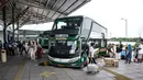 Penumpang memasukkan barang ke bagasi bus sebelum keberangkatan di Terminal Pulogebang, Jakarta, Selasa (27/10/2020). Memasuki libur panjang, jumlah penumpang bus antarkota antarprovinsi (AKAP) di Terminal Pulogebang tujuan Jawa dan Sumatera mengalami peningkatan. (merdeka.com/Iqbal S. Nugroho)