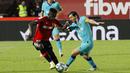 Striker Barcelona, Lionel Messi, berusaha melewati pemain Mallorca, Iddrisu Mohamed, pada laga La Liga di Estadio de Son Moix, Minggu (14/6/2020). Barcelona menang dengan skor 4-0. (AP/Francisco Ubilla)