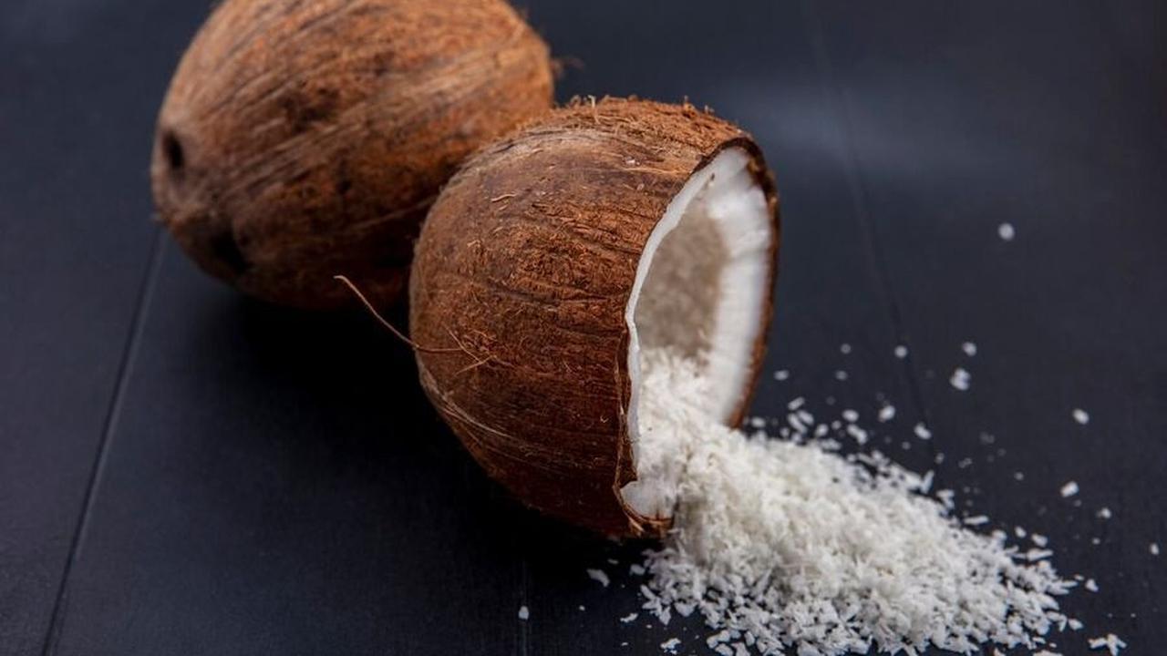 1. Siram Kelapa Parut dengan Air Panas