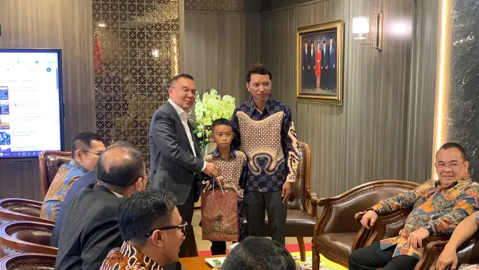 Vodstvo indonezijskega parlamenta se srečalo z Raihanom, mladim junakom, ki je splezal na drog za zastavo