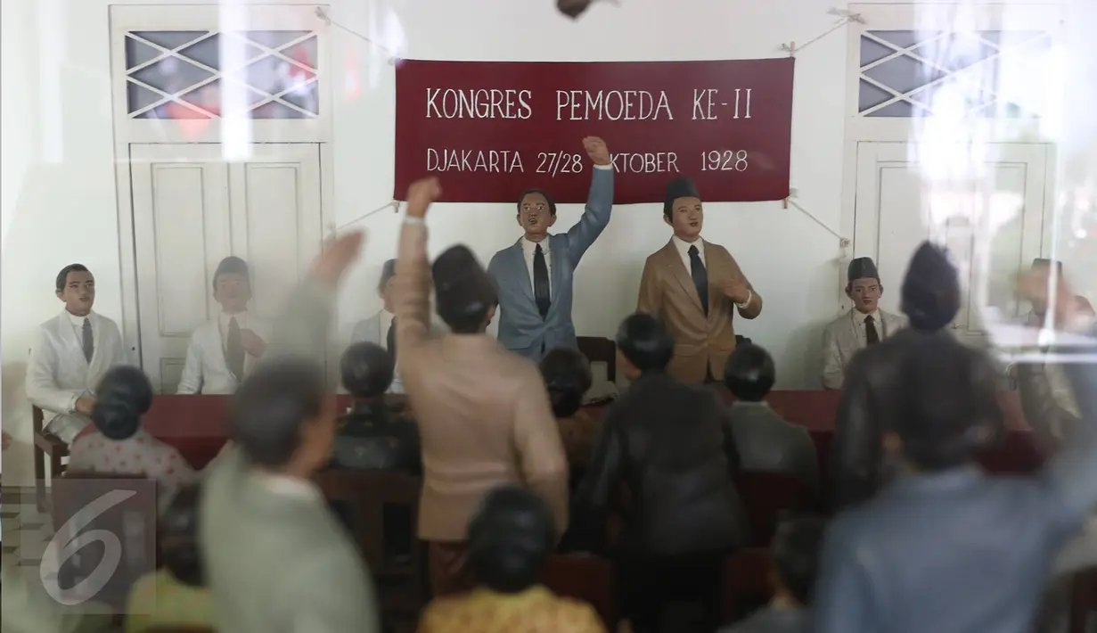 Patung diorama suasana diskusi pemuda era 1928 di Museum Sumpah Pemuda, Jakarta, Selasa (28/10). Sumpah Pemuda yang diperingati tanggal 28 Oktober membuat museum tersebut ramai pengunjung melihat sejarah bangsa Indonesia. (Liputan6.com/Immanuel Antonius)