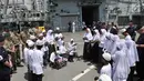 Anak-anak panti asuhan Nuruz Zahroh memainkan marawis yang disaksikan langsung oleh para awak kapal perang HMS Albion di Pelabuhan Tanjung Priok, Jakarta, Minggu (22/4). (Merdeka.com/Iqbal S. Nugroho)