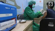 Petugas menyuntikkan vaksin covid-19 kepada warga di RSUD Pasar Minggu, Jakarta, Selasa (25/8/2021). Vaksin Moderna di Jakarta diberikan untuk masyarakat yang tidak bisa menggunakan vaksin AstraZenecca dan Sinovac berdasarkan surat keterangan dari fasilitas kesehatan. (Liputan6.com/Herman Zakharia)