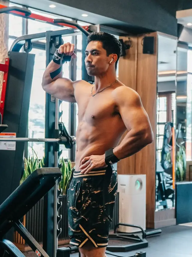 Yoshi Sudarso pamer otot di gym. (credit:instagram.com/yoshi_sudarso)