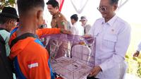 Menteri Pekerjaan Umum (PU) Dody Hanggodo menyerahkan 12 ekor burung hantu kepada petani di Kecamatan Cikedung, Kabupaten Indramayu, Jawa Barat. (Foto: Kementerian PU)