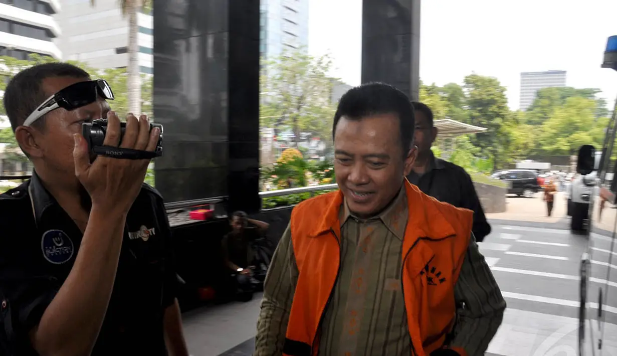 KPK kembali memperpanjang masa penahanan Ade Swara tersangka kasus dugaan suap dengan pemerasan terhadap PT Tatar Kerta Bumi selama 30 hari, Jakarta, (14/10/14). (Liputan6.com/Miftahul Hayat)