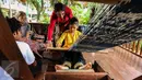 Seorang siswi belajar menenun di JIS Pondok Indah, Jakarta (24/10). Mereka belajar menenun sambil mengenal budaya Indonesia. (Liputan6.com/Fery Pradolo)