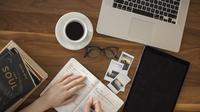 Ilustrasi Menulis Syair Credit: unsplash.com/Charice