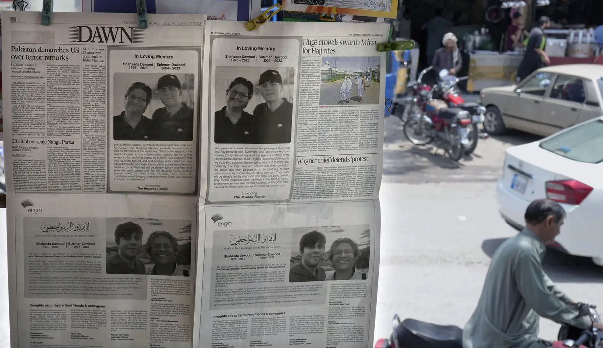 Surat kabar pagi menerbitkan iklan pesan belasungkawa untuk dua korban insiden kapal selam Titan, Shahzada Dawood dan putranya Suleman Dawood, oleh keluarga dan perusahaan mereka, yang dipajang di kios pinggir jalan, di Islamabad, Pakistan, Selasa, 27 Juni 2023. (AP Photo/Anjum Naveed)
