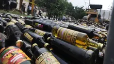 Alat berat menggilas ribuan botol minuman keras  (miras) hasil sitaan polisi di halaman Polres Bogor, Cibinong, Kamis (17/5). Miras yang dimusnahkan lebih dari 32 ribu botol, baik lokal maupun impor dengan beragam merek. (Merdeka.com/Arie Basuki)