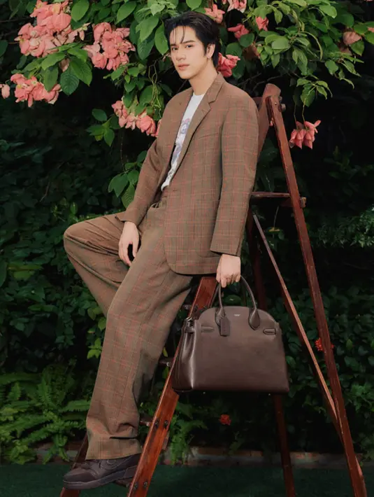 <p>Dengan gaya effortless dan semangat penuh percaya diri, Nanon menghidupkan koleksi ini&mdash;menunjukkan bagaimana Coach dapat dibawa ke mana saja; dari jalanan kota hingga langit terbuka. [dok. Coach]</p>