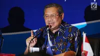 Ketua Umum Partai Demokrat Susilo Bambang Yudhoyono memberi sambutan pembuka saat pertemuan dengan Wakil Ketua KPK, Basaria Panjaitan (kanan) di DPP Partai Demokrat, Jakarta, Rabu (13/9). (Liputan6.com/Helmi Fithriansyah)
