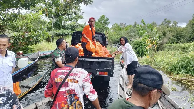 Pemerintah Kota Palangkaraya melalui Dinas Sosial menyalurkan bantuan paket sembako kepada masyarakat terdampak banjir di Kelurahan Petuk Katimpun, Kota Palangkaraya, Rabu 13 Maret 2024.