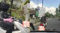 Aksi Wanita Naik Motor Tertutup Kerudung Ini Nekat Banget, Netizen: Pakai Mata Batin