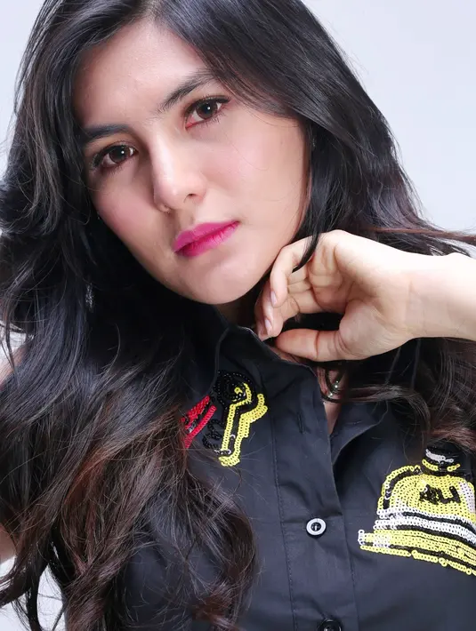 Ia takut saat menceritakan kisah sedihnya selama di Jakarta, lantas disuruh pulang kampung oleh orangtua. Meski tidak memiliki sanak saudara, ia tetap berjuang demi mengejar cita-citanya. (Adrian Putra/Bintang.com)