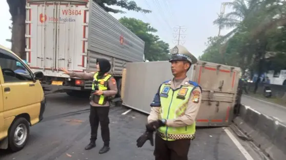 Truk Boks Terguling di Daan Mogot Jakbar