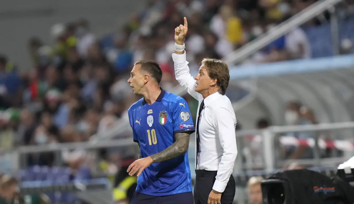 Pelatih Italia, Roberto Mancini menginstruksikan pemainnya saat bertanding melawan Lithuania pada grup C kualifikasi Piala Dunia 2022 di stadion Città del Tricolore, Italia, Kamis (9/9/2021). Italia menang atas Lithuania 5-0. (AP Photo/Luca Bruno)