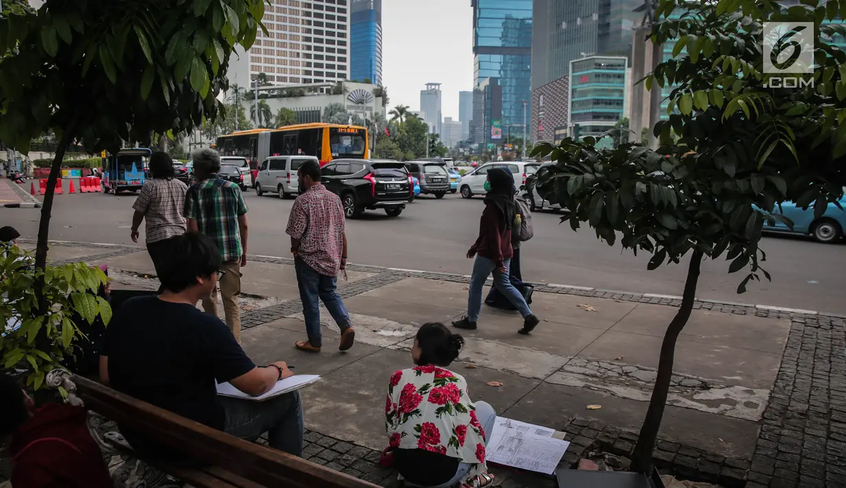 Sejumlah Mahasiswa IKJ Fakultas Seni Rupa melukis suasana Bundaran HI, Jakarta Pusat, Kamis (19/10). Mereka melukis suasana Bundaran HI untuk mengaplikasikan ilmu yang didapatnya saat kuliah. (Liputan6.com/Faizal Fanani)