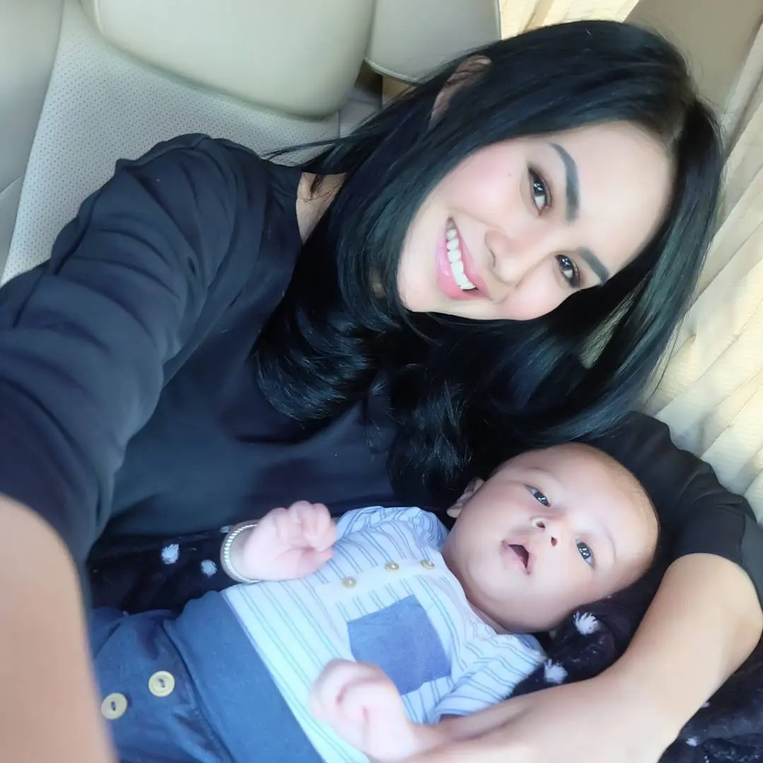 Kartika Putri dan anak angkatnya. (Instagram/kartikaputriworld)