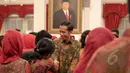 Presiden Jokowi menyalami para peserta dari Tim  Nusantara Sehat I usai pidato pelepasan di Istana Negara, Jakarta, Senin (4/5/2015). (Liputan6.com/Faizal Fanani)