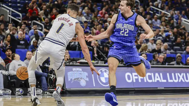 Pemain Orlando Magic Franz Wagner menerobos pertahanan Denver Nuggets pada lanjutan NBA