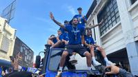 Pemain, staf pelatih, ofisial, dan manajemen Persib Bandung melakukan pawai juara BRI Super League musim ini di kota Bandung, Minggu (24/05/2026) pagi WIB. (Bola.com/Hery Kurniawan)